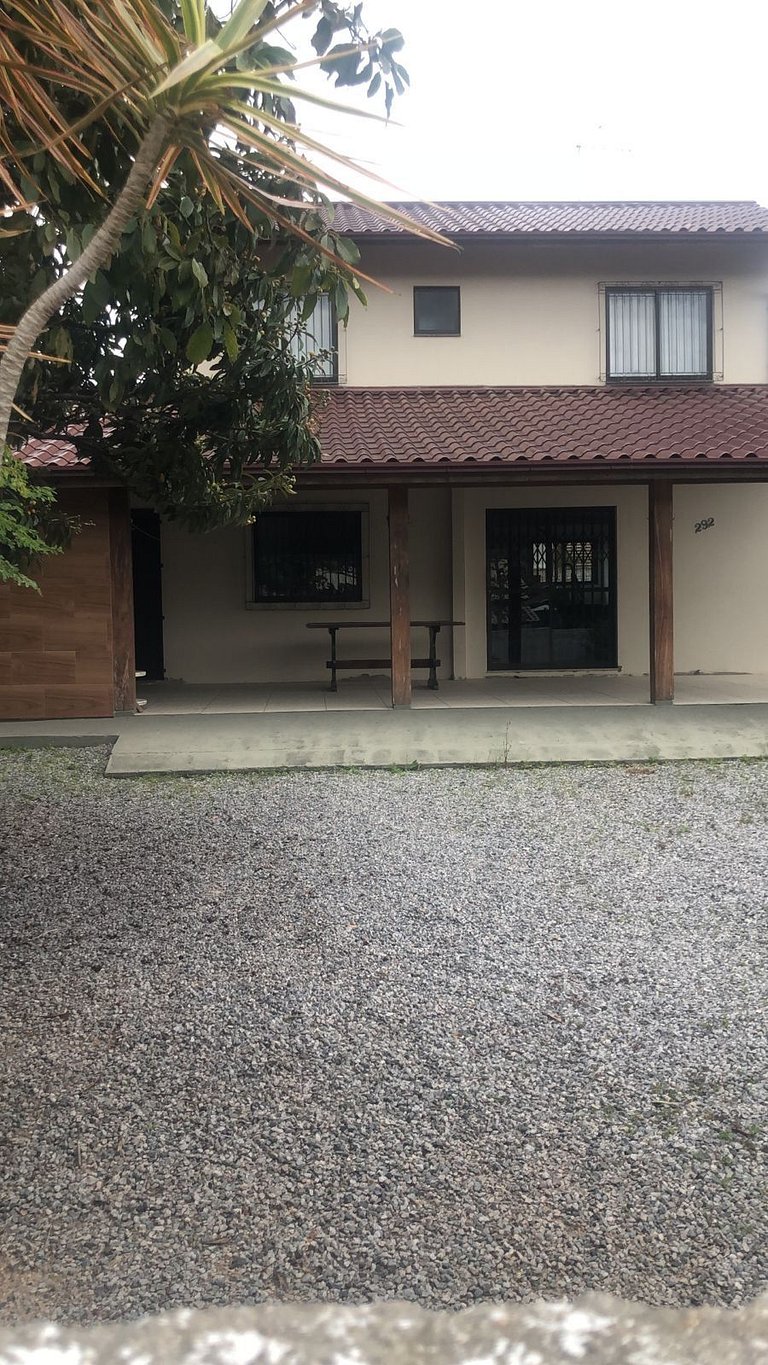 Casa com 5 quartos praia de baixo/ guarda do embaú