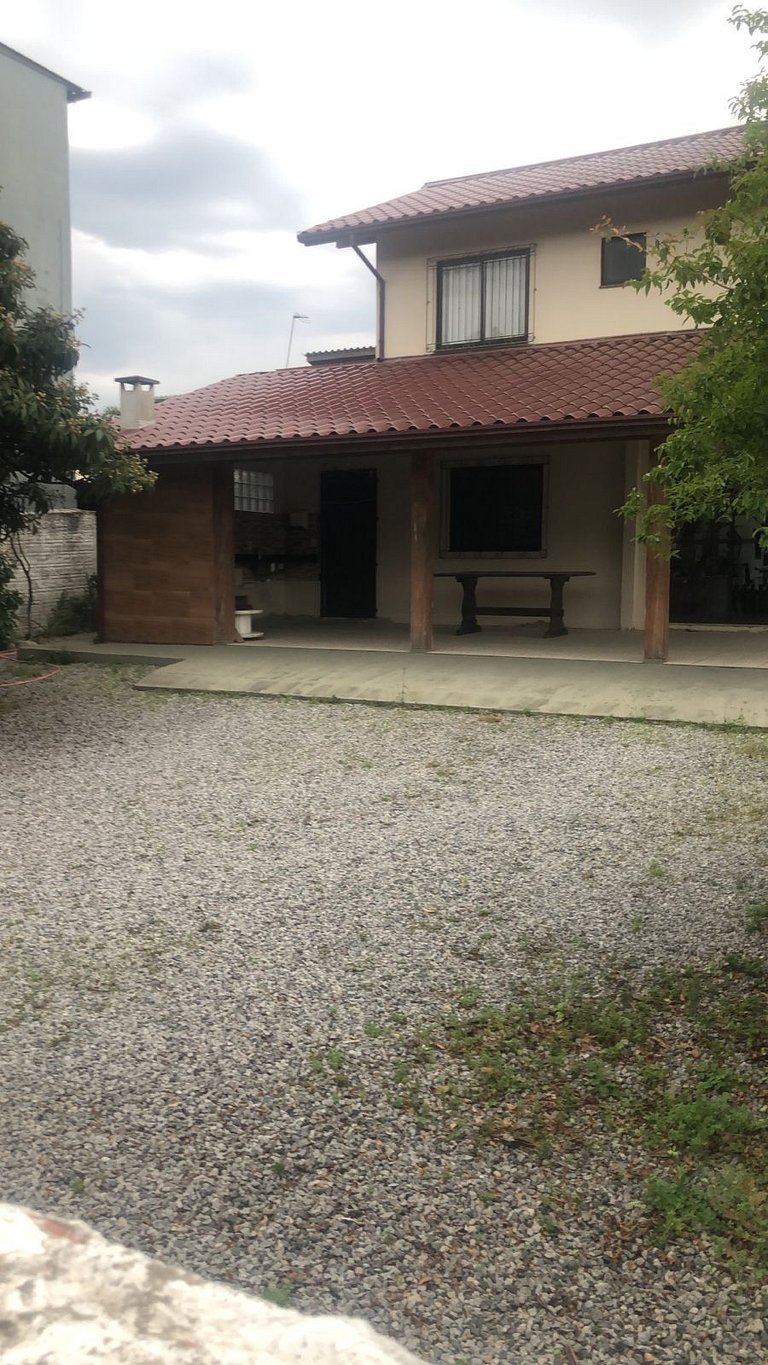 Casa com 5 quartos praia de baixo/ guarda do embaú