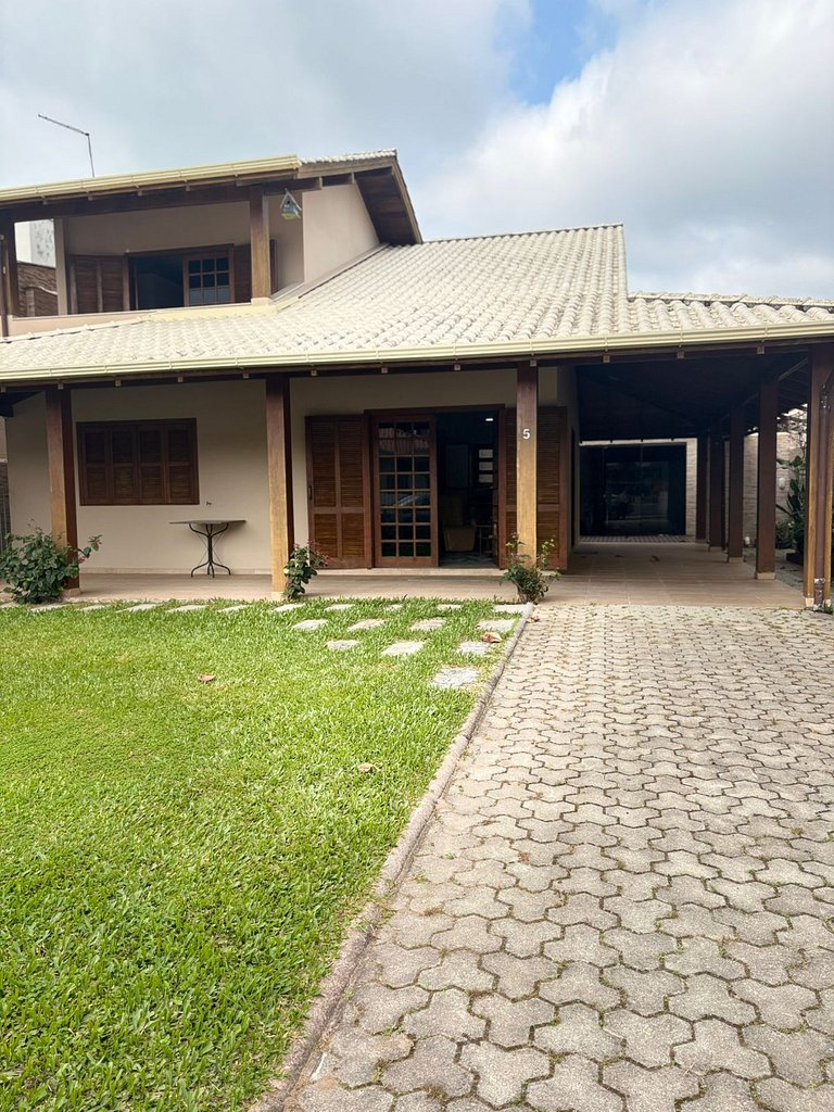 lindo sobrado com 4 quartos