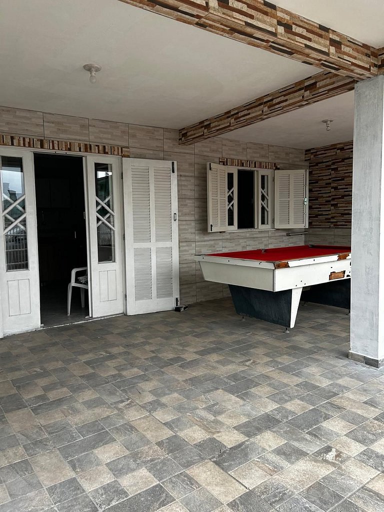 Casa a 250 metros da praia com varanda e sinuca