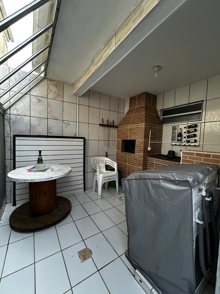 Casa a 250 metros da praia com varanda e sinuca