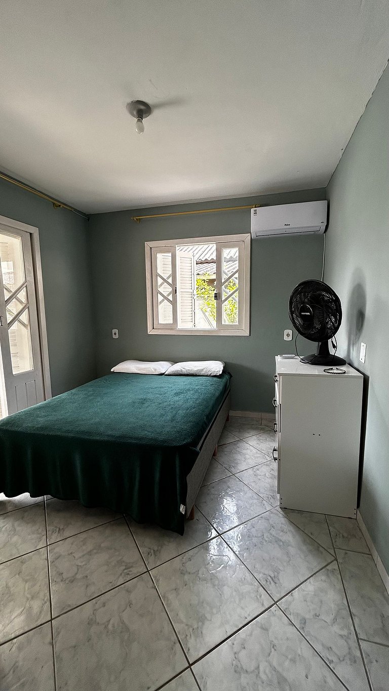 Casa a 250 metros da praia com varanda e sinuca