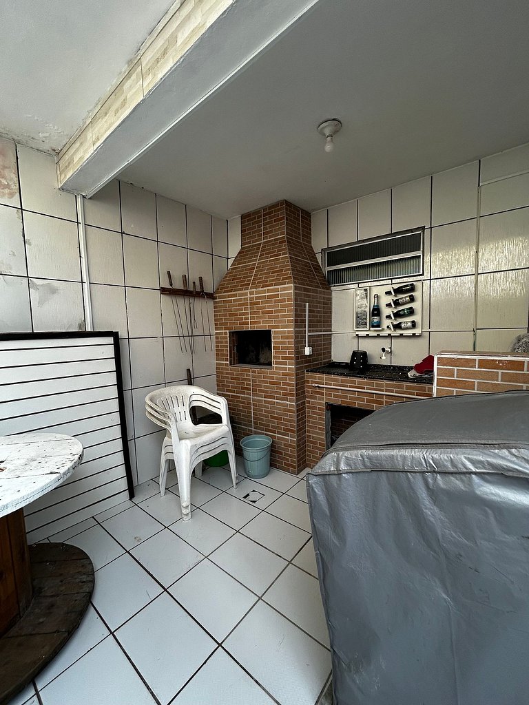 Casa a 250 metros da praia com varanda e sinuca