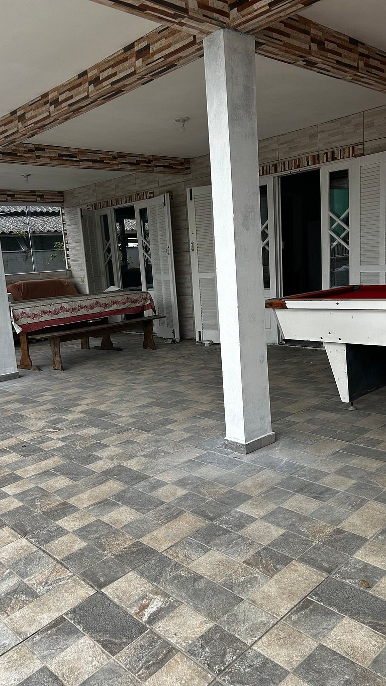 Casa a 250 metros da praia com varanda e sinuca