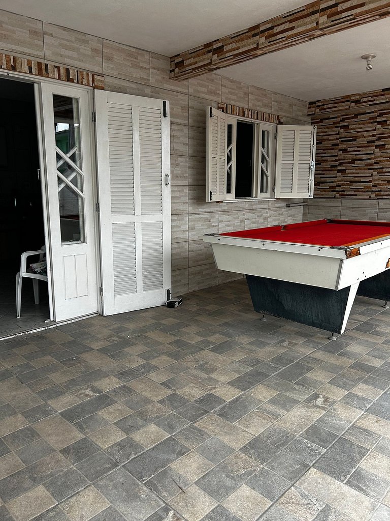 Casa a 250 metros da praia com varanda e sinuca