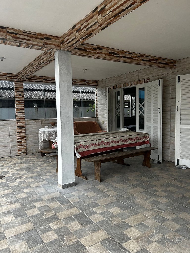 Casa a 250 metros da praia com varanda e sinuca