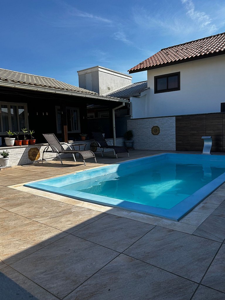 Casa Mar Azul com piscina.