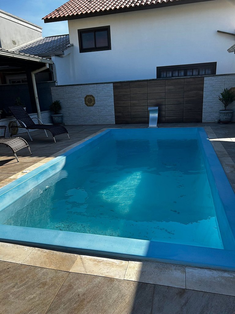 Casa Mar Azul com piscina.