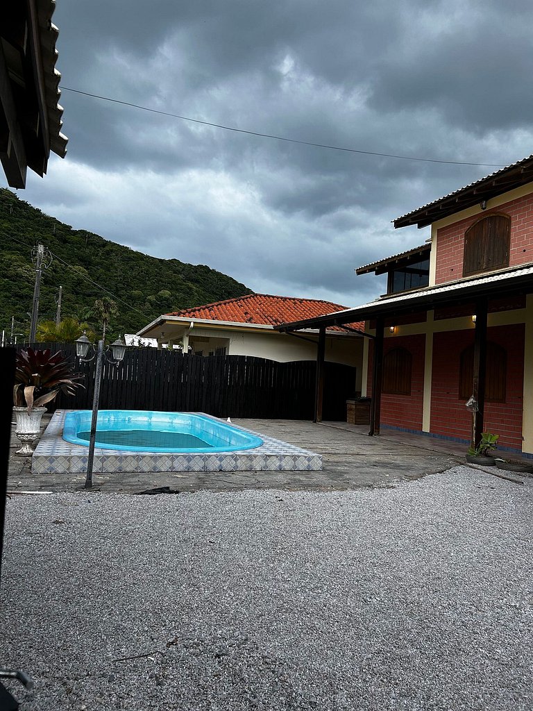 Sobrado maravilhoso com piscina p/ 14 pessoas