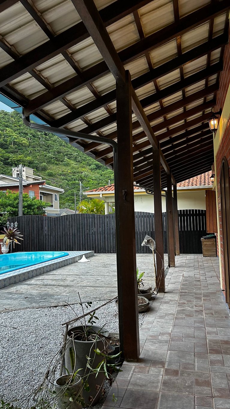 Sobrado maravilhoso com piscina p/ 14 pessoas