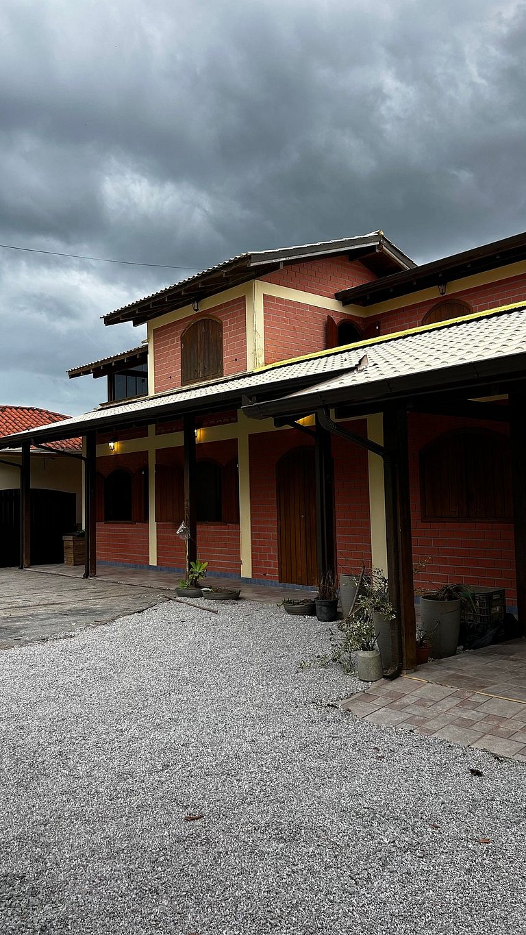 Sobrado maravilhoso com piscina p/ 14 pessoas