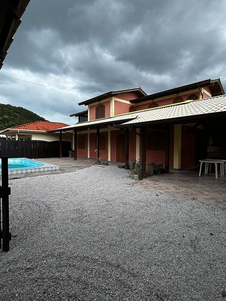 Sobrado maravilhoso com piscina p/ 14 pessoas