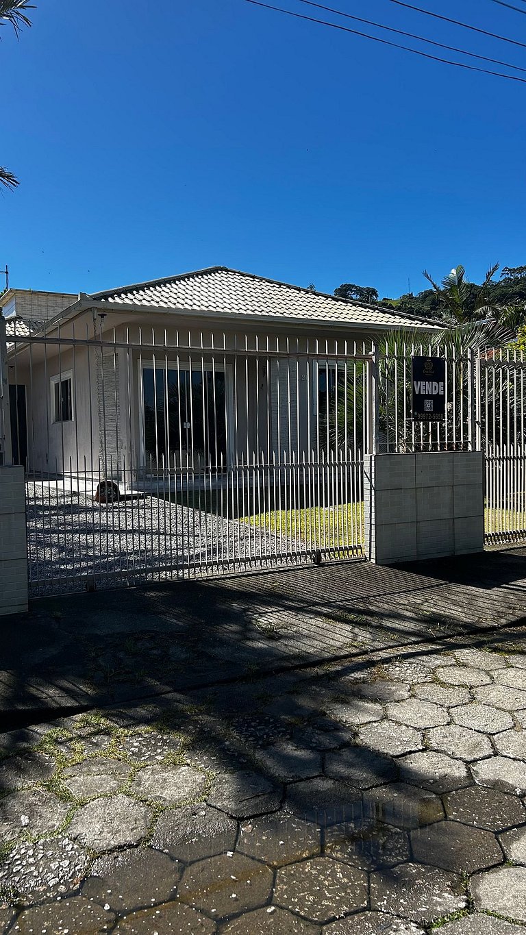Casa espaçosa no Centro da Pinheira, a 700 metros da praia