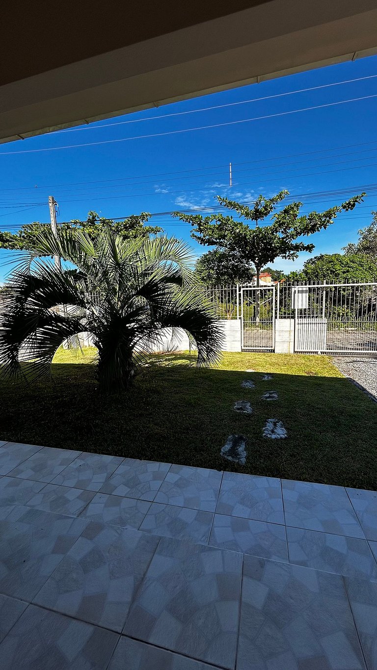 Casa espaçosa no Centro da Pinheira, a 700 metros da praia