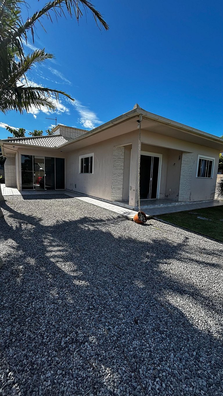 Casa espaçosa no Centro da Pinheira, a 700 metros da praia
