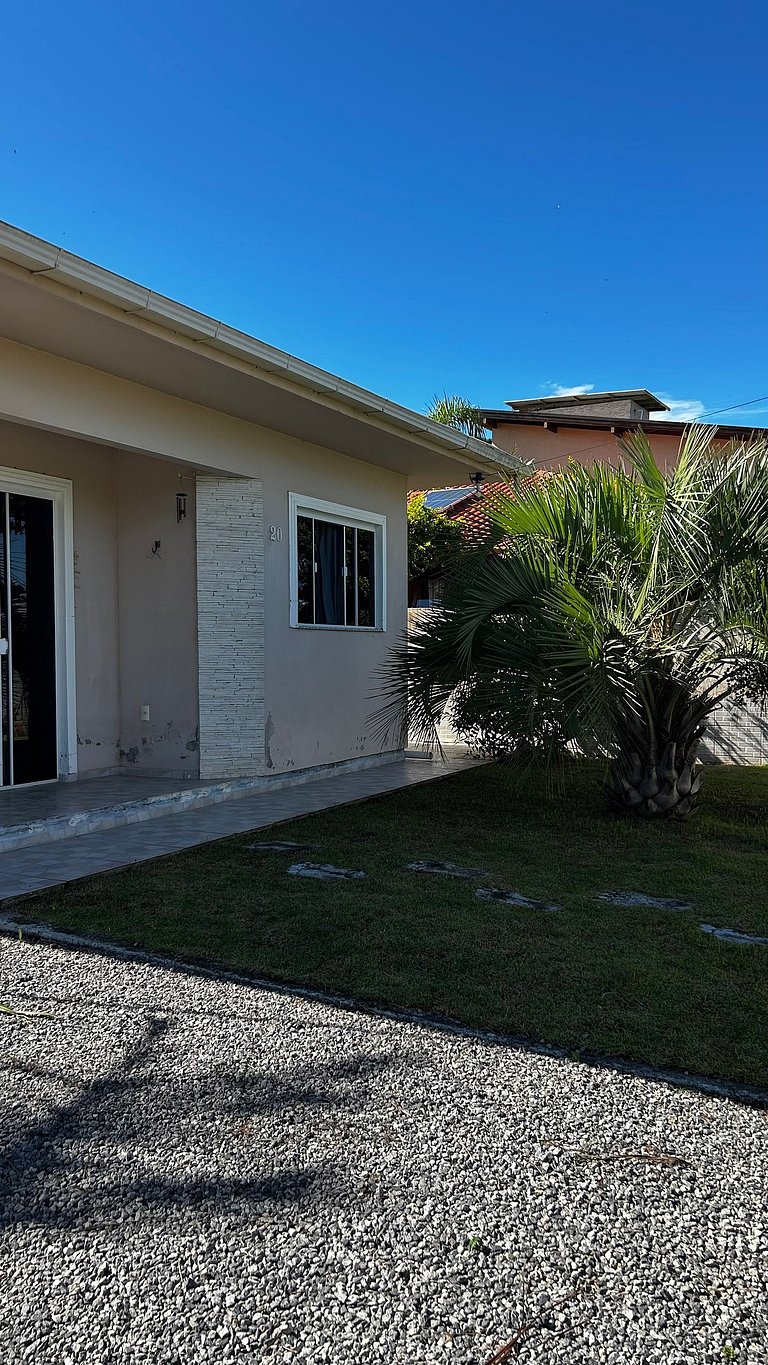 Casa espaçosa no Centro da Pinheira, a 700 metros da praia