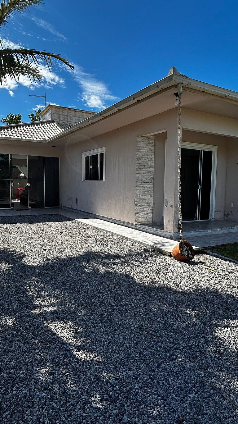 Casa espaçosa no Centro da Pinheira, a 700 metros da praia