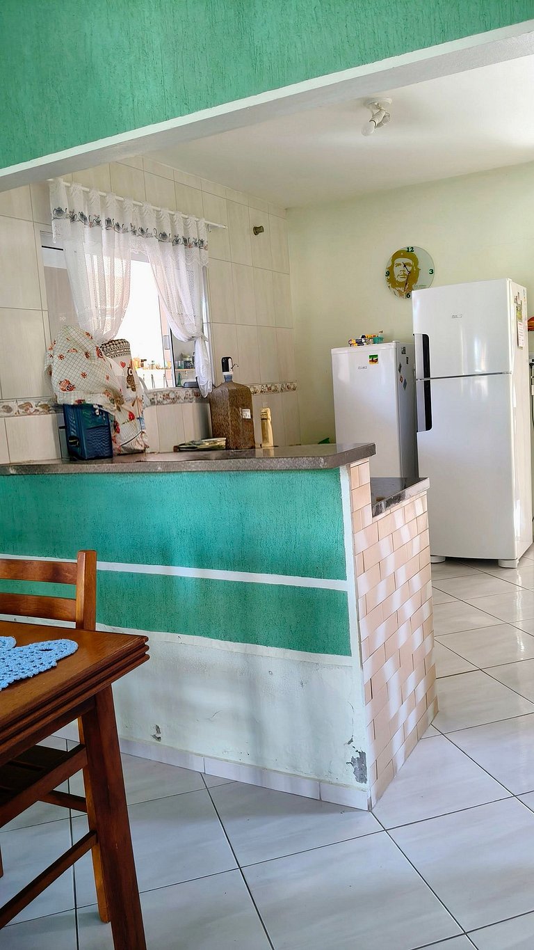 Casa espaçosa no Centro da Pinheira, a 700 metros da praia