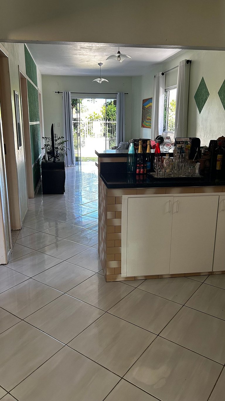 Casa espaçosa no Centro da Pinheira, a 700 metros da praia