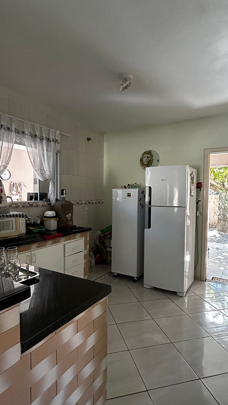 Casa espaçosa no Centro da Pinheira, a 700 metros da praia