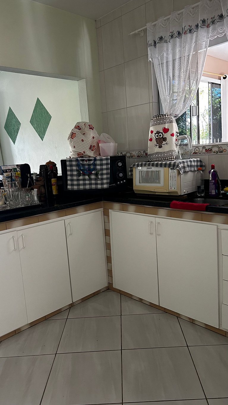 Casa espaçosa no Centro da Pinheira, a 700 metros da praia