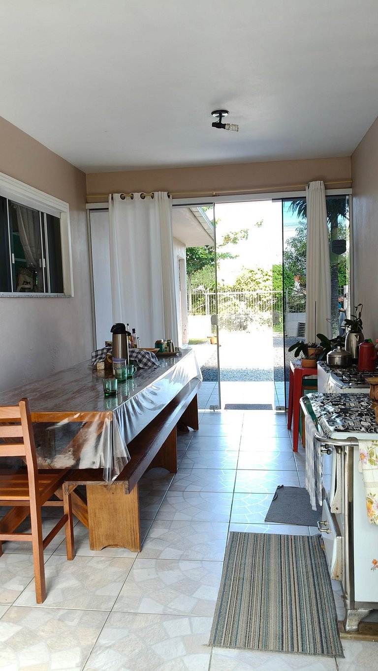 Casa espaçosa no Centro da Pinheira, a 700 metros da praia