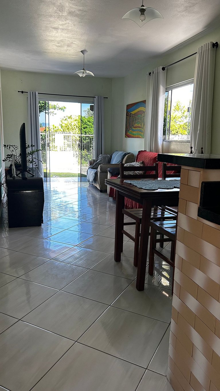 Casa espaçosa no Centro da Pinheira, a 700 metros da praia