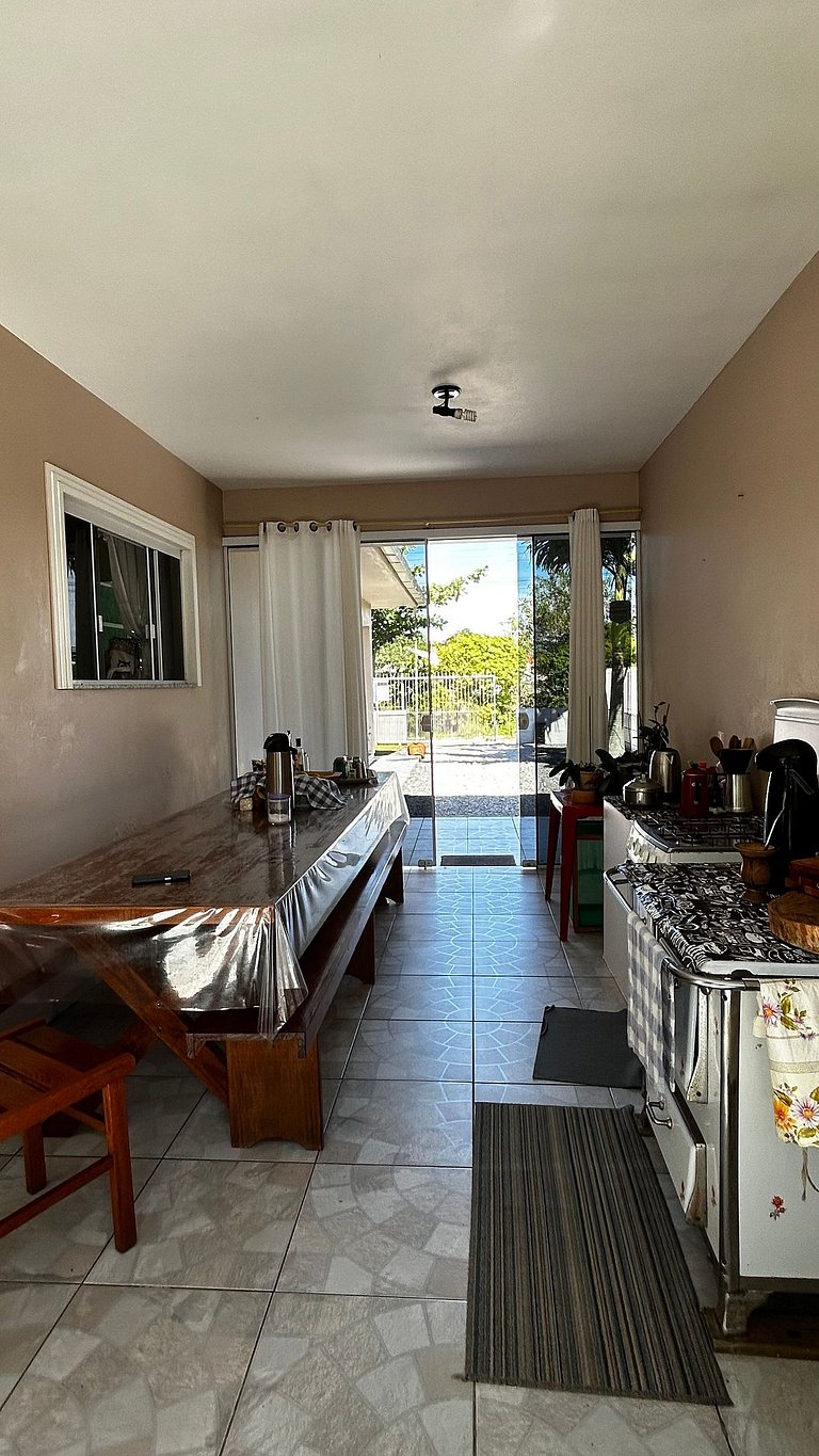 Casa espaçosa no Centro da Pinheira, a 700 metros da praia