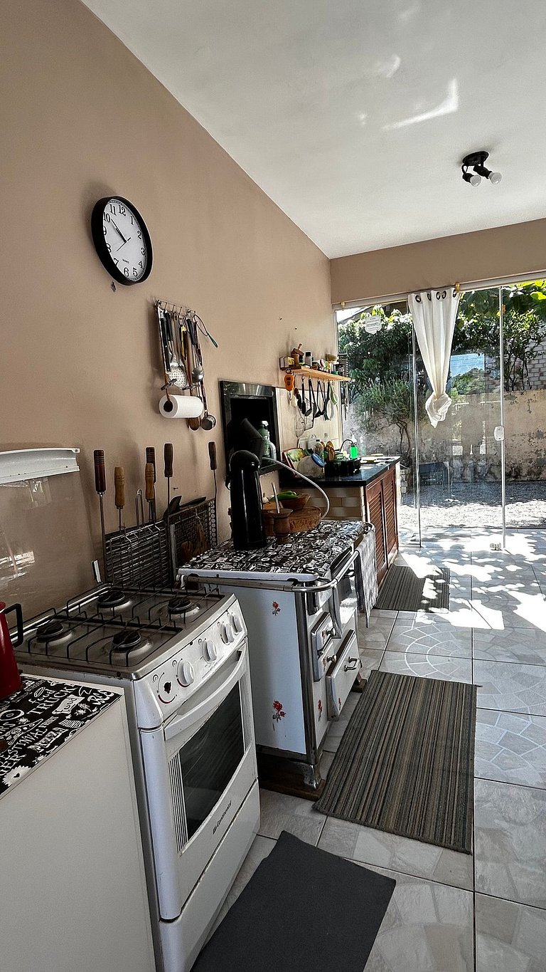 Casa espaçosa no Centro da Pinheira, a 700 metros da praia