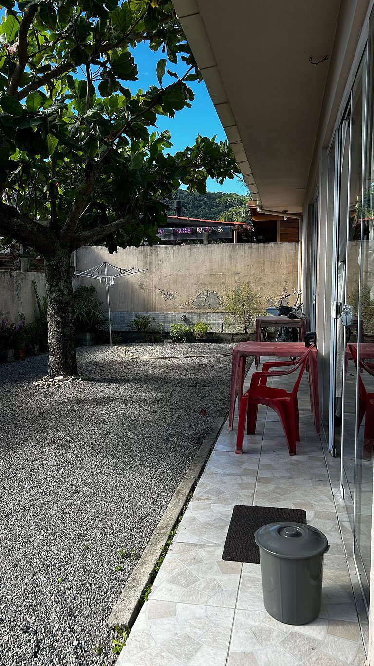 Casa espaçosa no Centro da Pinheira, a 700 metros da praia