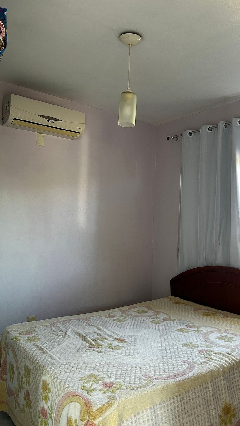 Casa espaçosa no Centro da Pinheira, a 700 metros da praia