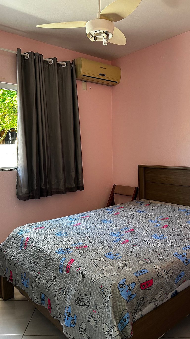 Casa espaçosa no Centro da Pinheira, a 700 metros da praia