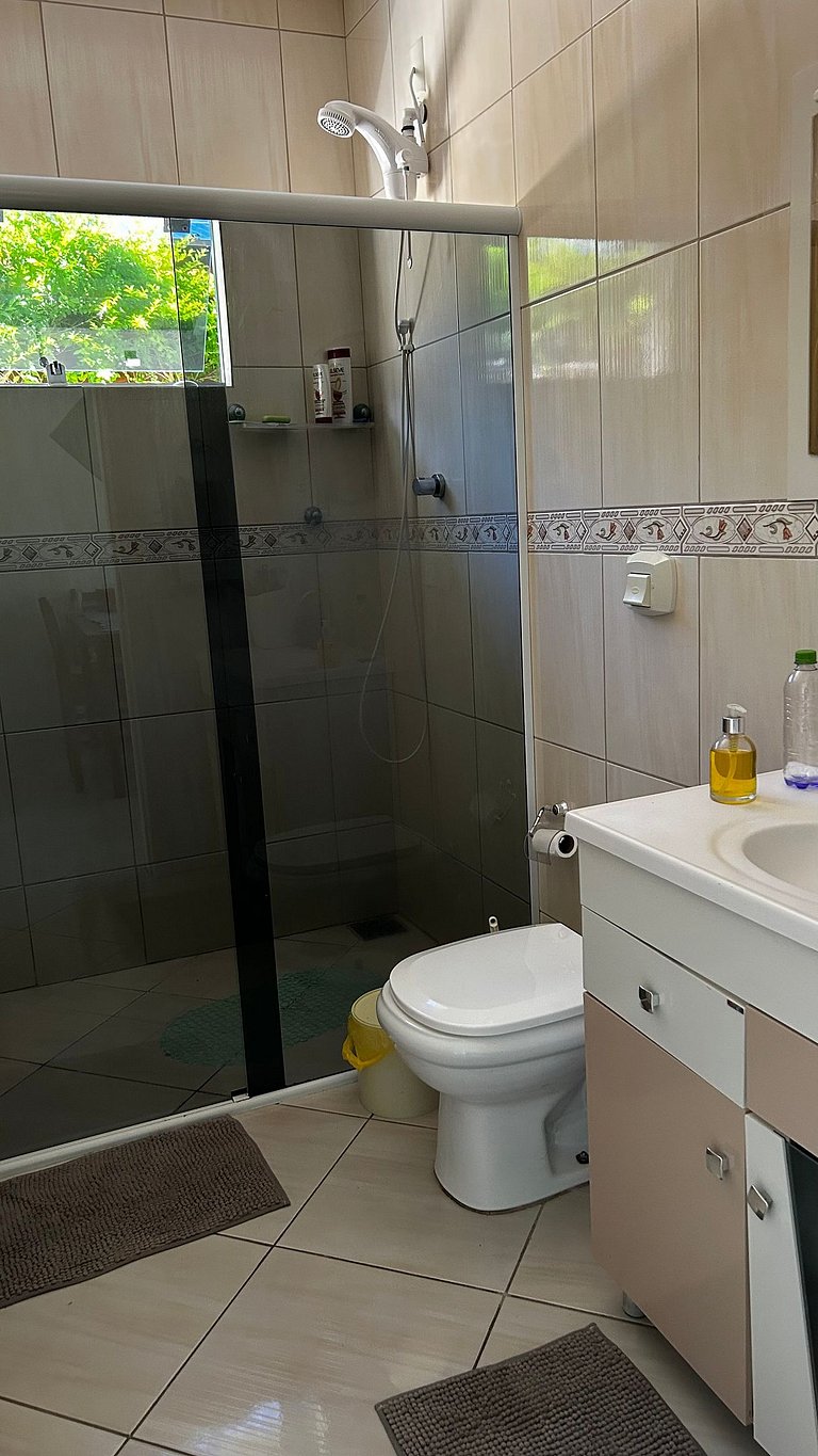 Casa espaçosa no Centro da Pinheira, a 700 metros da praia