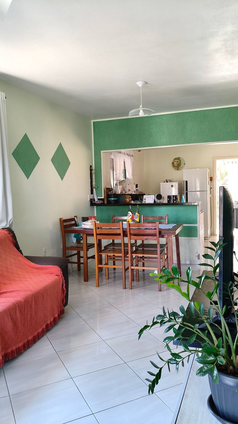 Casa espaçosa no Centro da Pinheira, a 700 metros da praia