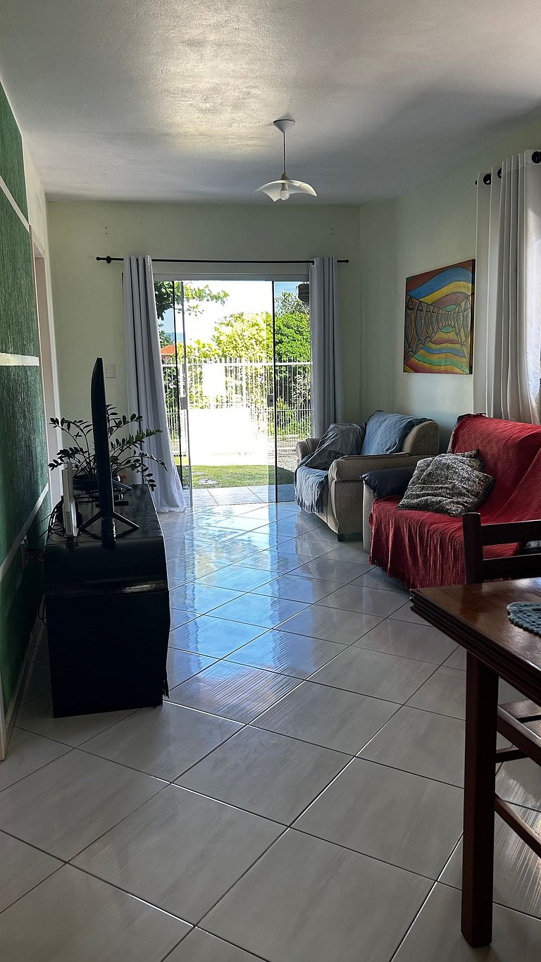 Casa espaçosa no Centro da Pinheira, a 700 metros da praia