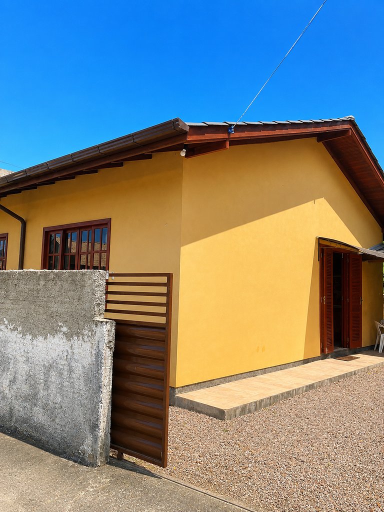 Casa Sol e Mar próxima da praia, com ar