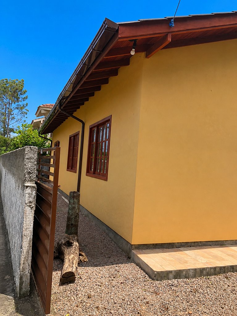 Casa Sol e Mar próxima da praia, com ar