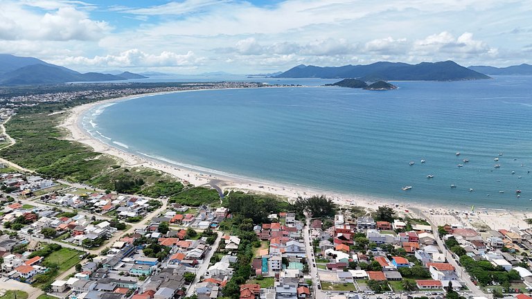 Casa Sol e Mar próxima da praia, com ar