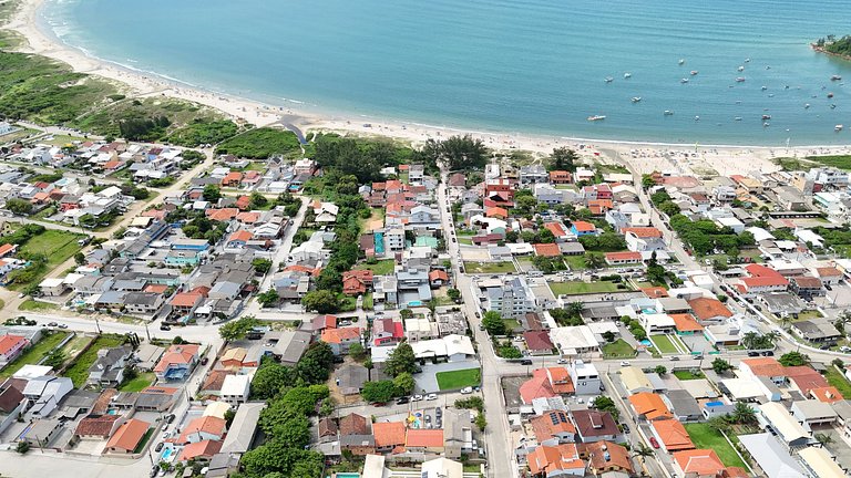 Casa Sol e Mar próxima da praia, com ar