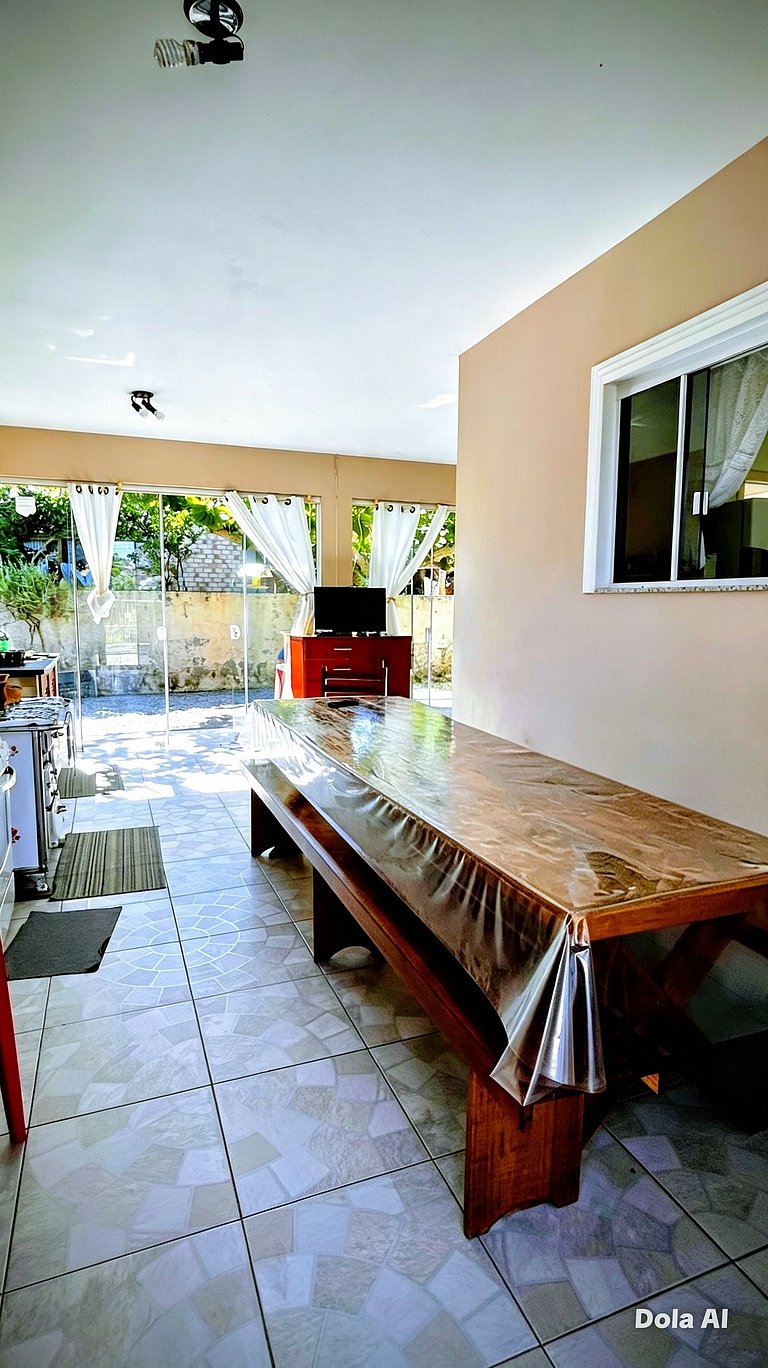 Casa espaçosa no Centro da Pinheira, a 700 metros da praia