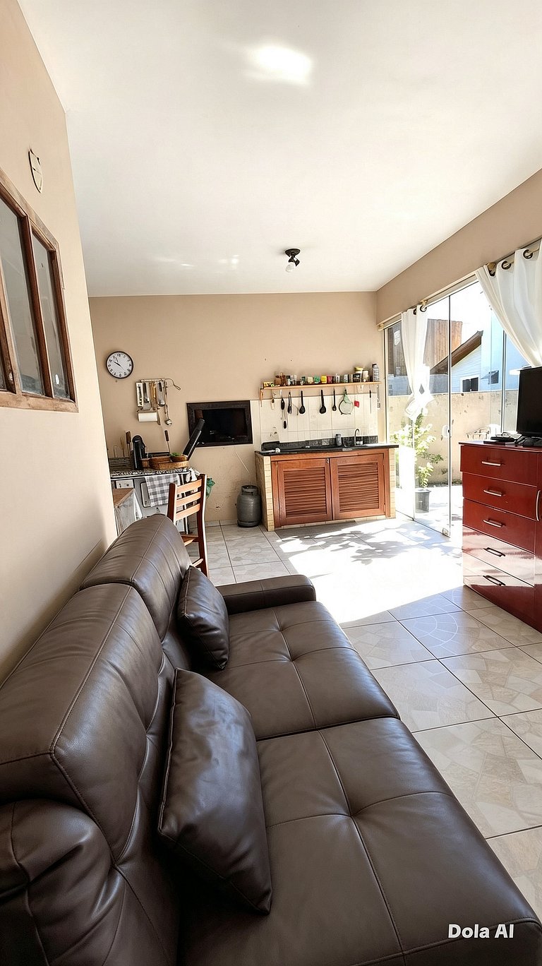 Casa espaçosa no Centro da Pinheira, a 700 metros da praia