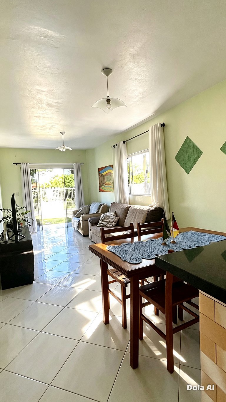 Casa espaçosa no Centro da Pinheira, a 700 metros da praia