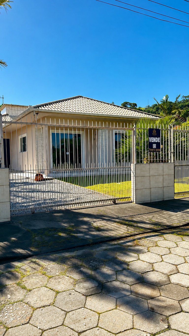 Casa espaçosa no Centro da Pinheira, a 700 metros da praia