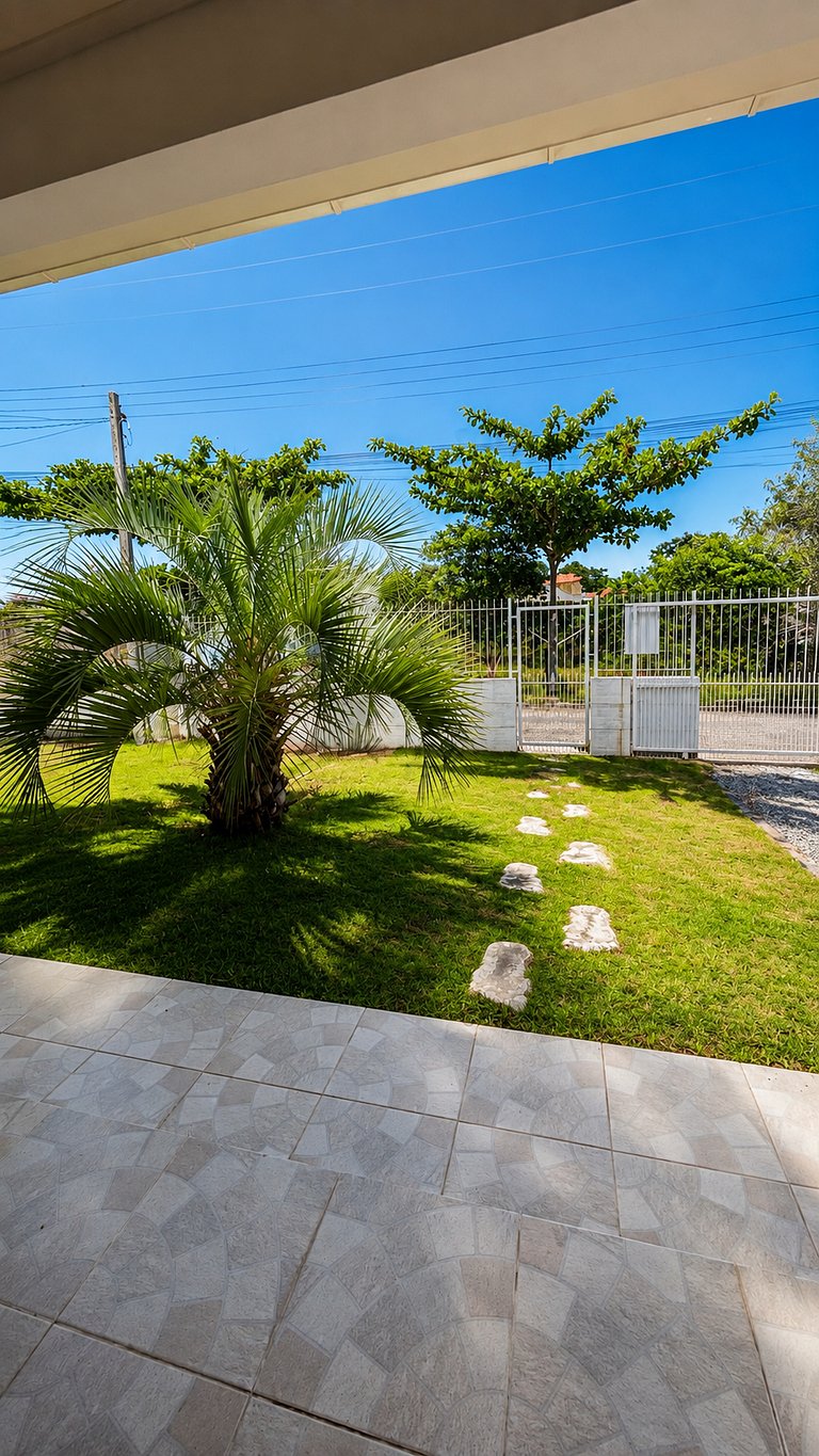 Casa espaçosa no Centro da Pinheira, a 700 metros da praia
