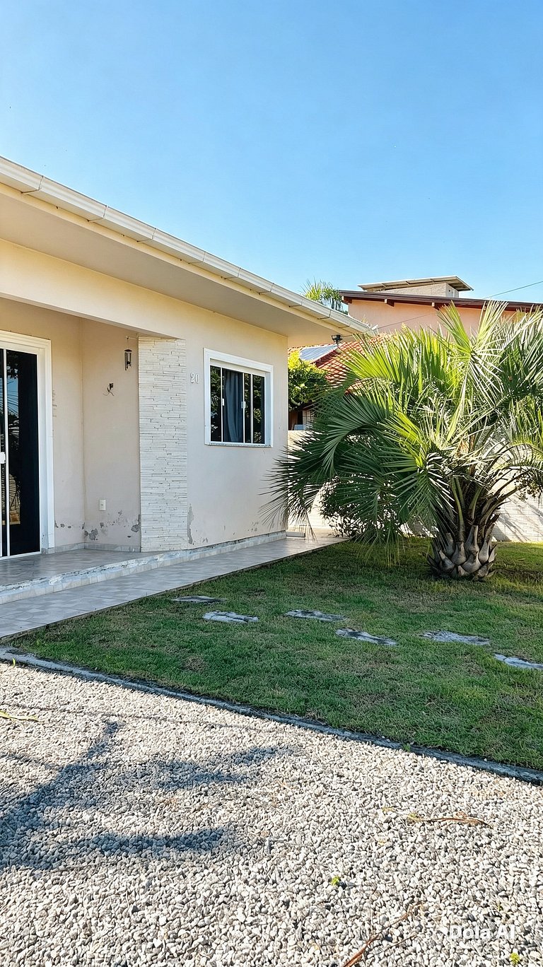 Casa espaçosa no Centro da Pinheira, a 700 metros da praia