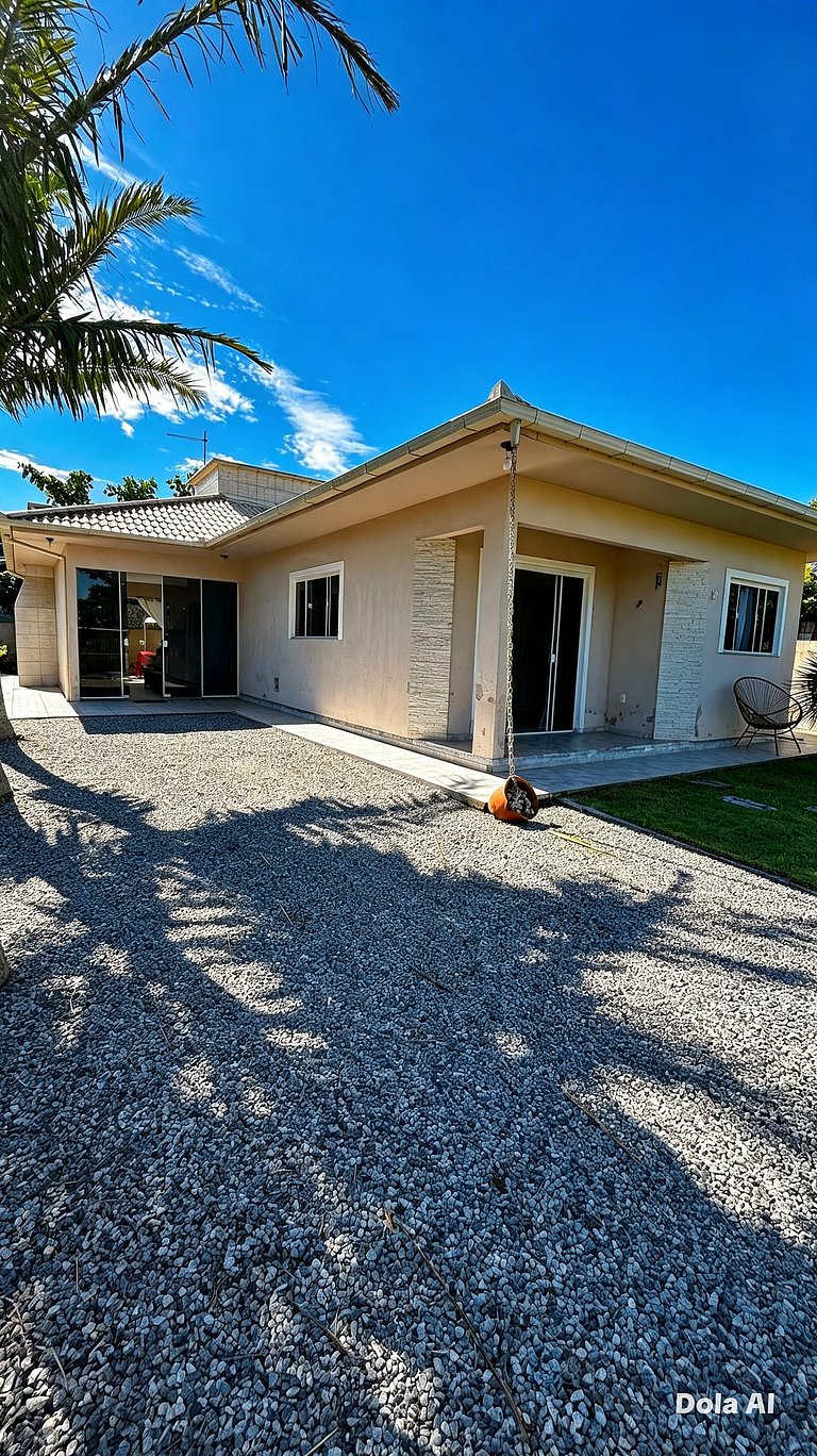 Casa espaçosa no Centro da Pinheira, a 700 metros da praia