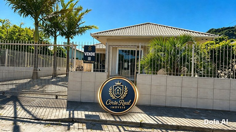 Casa espaçosa no Centro da Pinheira, a 700 metros da praia